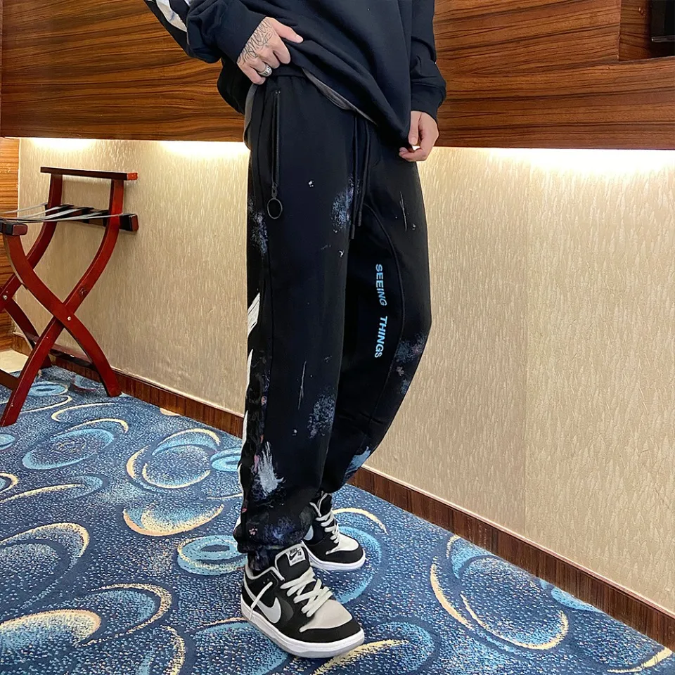 ♻️💯Refer to the model picture for the upper body❤️Examined version OFF 17FW WHITE Starry Sky Fireworks Splash Ink OW Sports Autumn and Winter Sweatpants Casual Pants for Men and Women. The firework color is obtained through contrasting printing. There are eight panels in the whole body. Seven color sets and eight panels are divided into eight printings. The first layer is gray, the second layer is white, the third layer is yellow, the fourth layer is green, the fifth layer is blue, the sixth layer is purple, the seventh layer is orange, and the last layer is arrow paint printing. The seven colors are layered on top of each other, and new colors will appear. The arrows on the back and the squares on the front are first glued and then hung four times in a row. The paint has a distinct concave and convex feeling. Quality depends on the details. The blue letters are electrostatic three-dimensional flocking. They are done separately first and then printed through high-temperature thermal transfer. The difficulty is unprecedentedly high. The total number of fireworks series produced exceeds 50,000 pieces, and more than half of the ones seen on the market are from my home!  Size: XS-L Color: Black (The waist is elastic and can be enlarged) P: 380